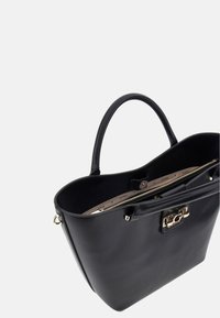 Borsa a mano in pelle nera con design strutturato, dotata di un fermo in metallo dorato, manici superiori e chiusura con zip. Interno foderato.