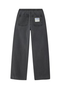 Tmavomodré široké rifľové nohavice s elastickým pásom, ktoré majú dve zadné vrecká a modrú značkovú etiketu na pravom vrecku.