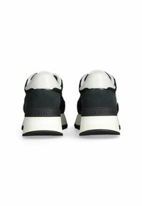 Baskets noires et grises avec un dessus en cuir suédé et en cuir, dotées d'une semelle blanche et d'un logo bien visible sur le talon. Design basse.