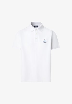 Wit polohemd met korte mouwen, knoopsluiting bij de kraag en een klein marineblauw geborduurd logo op de linkerborst.