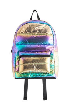 Glänzender irisierender Rucksack mit gesteppter Textur, vorderer Reißverschlusstasche und schwarzen verstellbaren Trägern vor weißem Hintergrund.