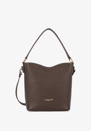 Sac à main en cuir texturé marron foncé avec une seule bandoulière et le logo doré Lancaster Paris au centre avant.