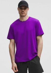 lululemon ZEROED IN SHORT SLEEVE - Basic póló - college purple