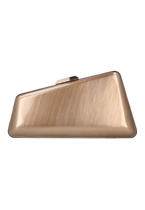 Błyszcząca metaliczna beżowa kopertówka o pochyłym trapezowym kształcie i małym prostokątnym zapięciu na górze, przedstawiona na białym tle.