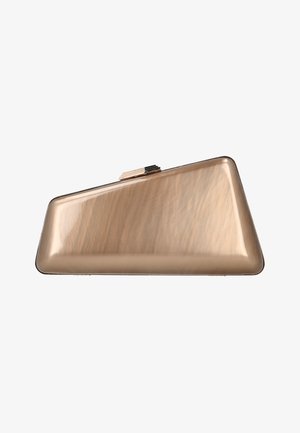 Fényes fémszínű bézs színű kézitáska, szögletes trapéz alakú, kis téglalap alakú kapoccsal a tetején, fehér háttér előtt bemutatva.