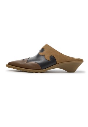 Braun-schwarze Leder-Mules mit spitz zulaufender Schuhspitze und niedrigem, schrägem Absatz, mit dekorativen Nähten und wellenförmigen Wildleder-Applikationen am Obermaterial.