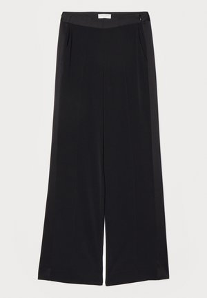 Plati melni bikses, izgatavotas no gluda auduma, ar plakanu jostu, krokām un sānu kabatām. Tīras līnijas ar minimālu detalizāciju.