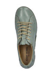 Scarpa in pelle verde chiaro con lacci beige, caratterizzata da dettagli cuciti e punta arrotondata. All'interno presenta una soletta color marrone chiaro. Modello: Josef Seibel.