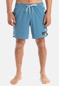 Blaue Badeshorts mit Karomuster an den Seiten, elastischem Taillenbund und Kordelzug; leichtes und schnelltrocknendes Material.