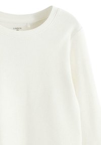 Bílé žebrované tričko s dlouhým rukávem a kulatým výstřihem, vyrobené z měkké látky. Má jednoduchý design vhodný pro běžné nošení.