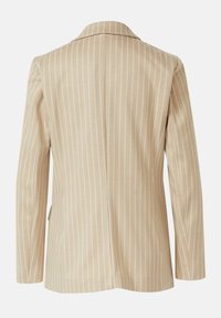 Beiger gestreifter Blazer mit glatter Textur, langen Ärmeln, einem Revers mit Kerbkragen und einem einzelnen Rückenschlitz für Bewegungsfreiheit.