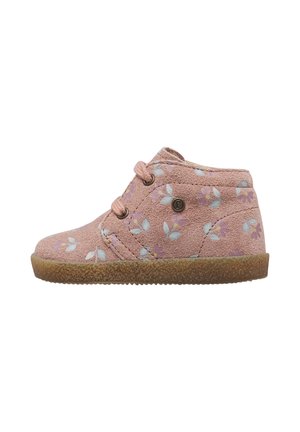Scarpa da bambino in pelle scamosciata rosa con motivo floreale viola e blu, due occhielli per i lacci e suola in gomma marrone strutturata.