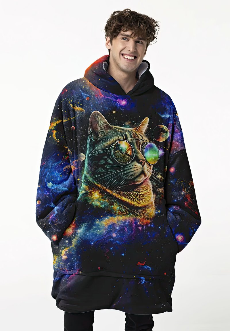 Mikina s kapucňou s dizajnom galaxie a mačkou v slnečných okuliaroch, prevažne v čiernej, modrej a multicolor kozmických akcentoch.