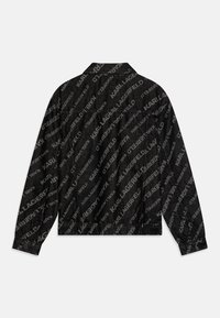 Zwarte jas met een herhalend patroon van "Karl Lagerfeld" tekst. Ontworpen met een kraag, lange mouwen en een losse pasvorm.