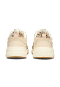 Baskets beige avec une finition en daim texturé, présentant un panneau en tissu à pois au niveau du talon et un accent doré brillant sur la languette.