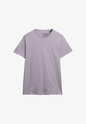 Camiseta de algodón de manga corta en color lavanda con un escote redondo. Presenta la etiqueta de la marca en el interior del cuello, una textura suave y un ajuste holgado.