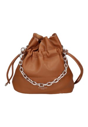 Borsa a secchiello in pelle marrone con chiusura a coulisse, manico in catena argentata e texture liscia. Presenta il logo del marchio sulla parte anteriore.