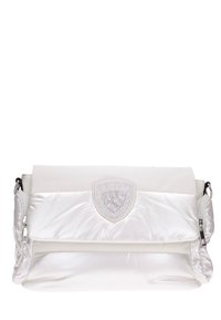 Borsa bianca imbottita con pattina ripiegata, caratterizzata da un emblema adornato di cristalli e hardware argentato, con una texture liscia e lucida.