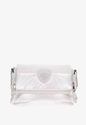 Sac à main rembourré blanc avec un rabat, orné d'un emblème incrusté de cristaux et de quincaillerie argentée, avec une texture lisse et brillante.