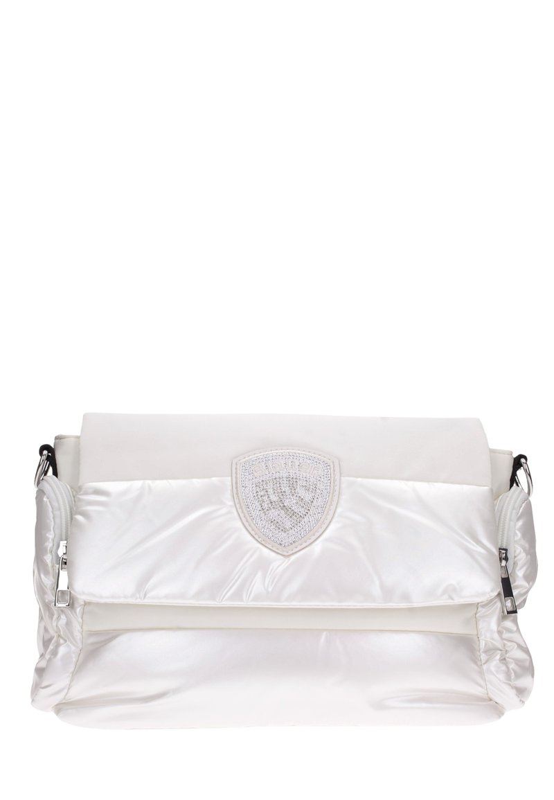 Borsa bianca imbottita con pattina ripiegata, caratterizzata da un emblema adornato di cristalli e hardware argentato, con una texture liscia e lucida.