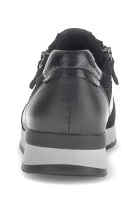 Zwarte suède sneakers met gepatineerde leren accenten, een ronde neus en een grijze rubberen zool. Voorzien van veters en een gevoerde kraag.