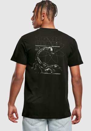 Camiseta de algodón negra con un gráfico de escorpión que incluye el texto "TOXIC BEAST" y "DEATHSTALKER" en blanco, todo en un diseño minimalista.