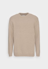 Maglione lavorato a maglia beige con scollo rotondo, maniche lunghe e polsini a costine. Presenta un tessuto testurizzato con sottili macchie in tutto il capo.