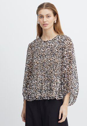 Blusa trasparente con stampa leopardata, maniche a sbuffo e texture plissettata; schemi di colori beige, marrone e nero; scollatura rotonda e vestibilità rilassata.