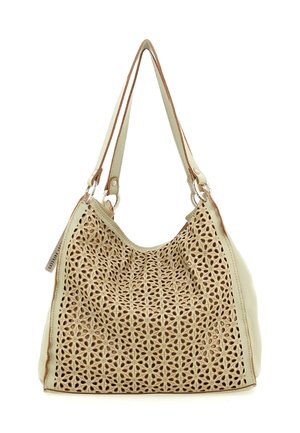 Borsa beige con un design a rete intrecciato, base in pelle liscia, doppi manici e cuciture decorative lungo i bordi.