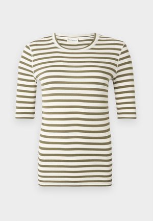 Koszula z krótkim rękawem w oliwkowo-białe poziome paski z okrągłym dekoltem na jednolitym tle.