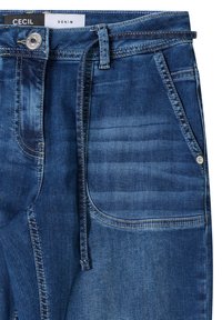 Jean en denim bleu moyen avec une poche avant et des passants de ceinture. Présente des coutures contrastées et une fermeture à bouton au niveau de la taille.