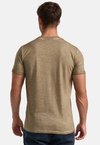 Kaki kortærmet t-shirt med rund hals, lavet af tekstureret stof, der har et let figursyet design og diskret syning langs ærmerne.