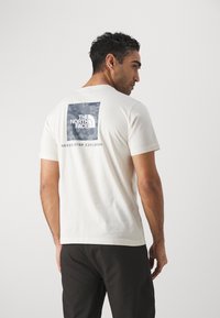 The North Face BOX - T-shirt imprimé - white dune/blue dusk