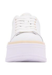 Sneaker bianco con punta rotonda, suola piatta e sottili accenti beige. Presenta lacci bianchi e un design snodato. Suola in gomma testurizzata.