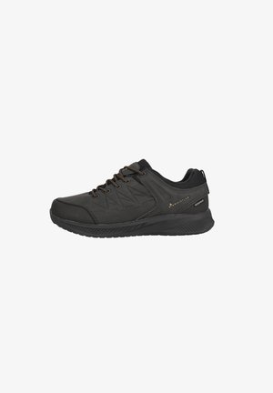Baskets noires imperméables avec un dessus texturé, un système de laçage avec des accents en bronze, une semelle rembourrée et un design en zigzag distinct.