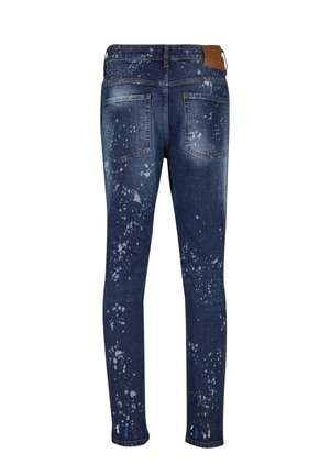 Tamsiai mėlyni džinsai su siauru siluetu, su baltais dažų purslais, penkiomis kišenėmis ir rudos odos žyme juosmens srityje.