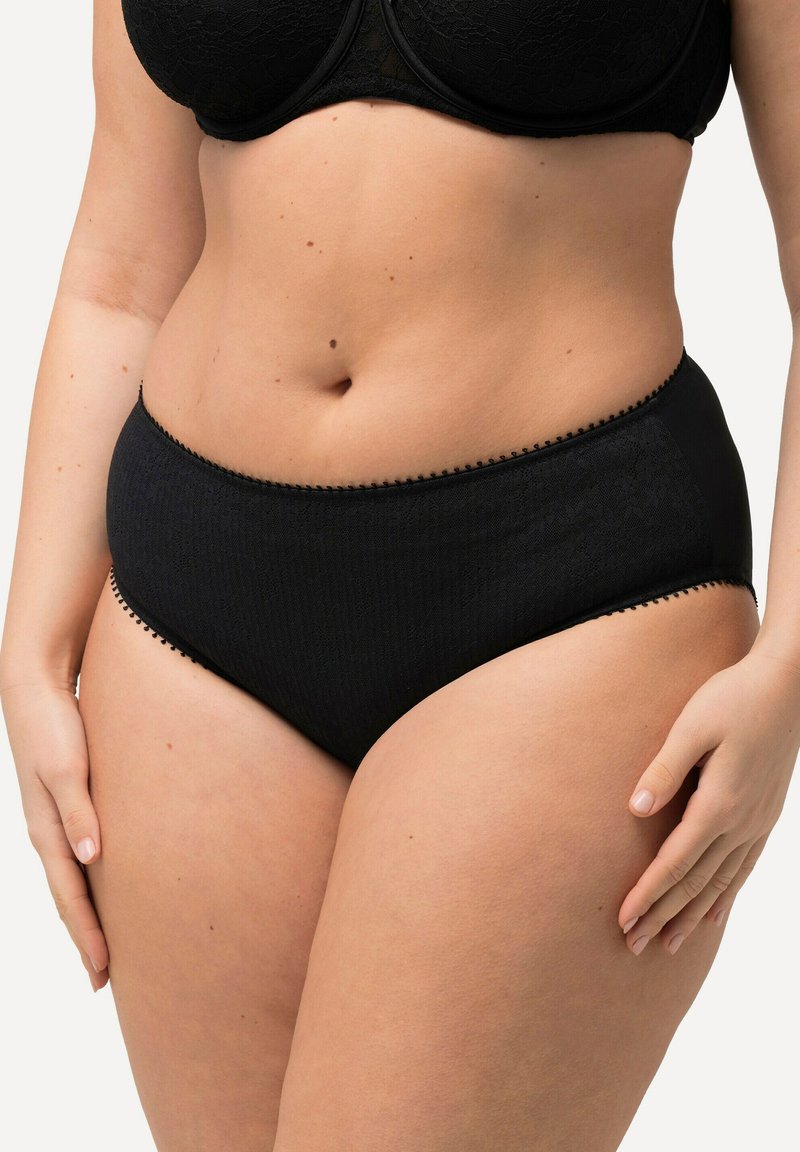 Hoge taille zwarte onderbroek van een textuurstof, met kantafwerking aan de randen en een gladde afwerking.