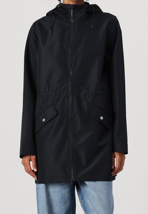 Veste noire à capuche avec fermeture éclair devant, taille élastique et deux poches à boutons-pression. Tissu lisse avec une coupe décontractée, dotée de manches longues.