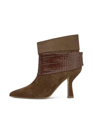 Bruine suède enkellaars met spitse neus, krokodillenstructuur leren boord en een slanke middenhoge stilettohak met metalen detail.