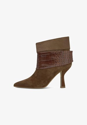 Alma en Pena, Enkellaarsjes met hoge hak - camel