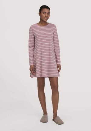 Rosa gestreiftes Langarmkleid mit Rundhalsausschnitt, aus weichem Stoff gefertigt. Kombiniert mit grauen Slippern. Einfaches, lässiges Design.