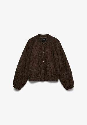 Chaqueta bomber acolchada de color marrón oscuro con botones a presión, mangas largas, bolsillos laterales y puños elásticos, colocada plana sobre un fondo blanco.