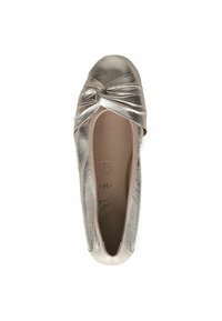 Metalické stříbrné baletní byty s uzlovým designem na přední straně, hladkým povrchem, zaoblenou špičkou a polstrovanou stélkou. Minimalistický styl bez ozdob.