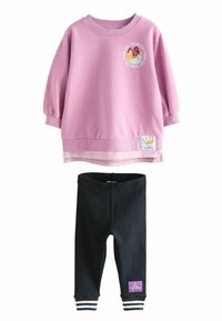 Sweatshirt à manches longues rose avec imprimé graphique, col côtelé et ourlet rayé ; associé à un legging noir avec des poignets rayés et un patch logo.