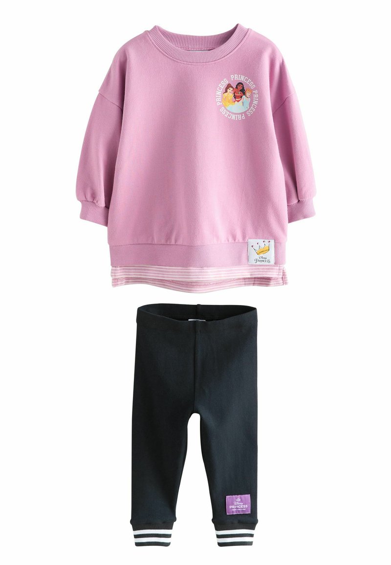 Sweatshirt à manches longues rose avec imprimé graphique, col côtelé et ourlet rayé ; associé à un legging noir avec des poignets rayés et un patch logo.