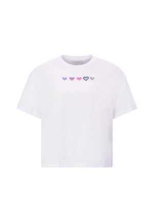 Maglietta bianca a maniche corte con cinque piccoli cuori ricamati sul petto nei colori blu, rosa e grigio.