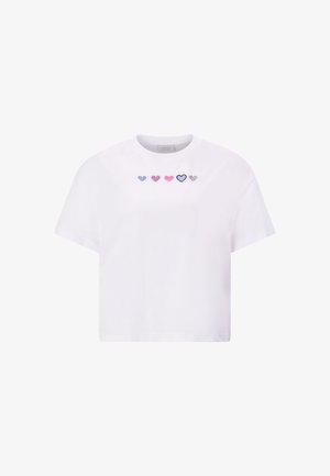 Maglietta bianca a maniche corte con cinque piccoli cuori ricamati sul petto nei colori blu, rosa e grigio.