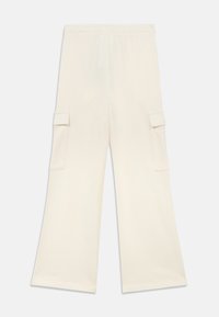 Ευρύχωρα παντελόνια σε κρεμ απόχρωση φτιαγμένα από μαλακό ύφασμα, με δύο πλαϊνές τσέπες cargo και ελαστική μέση για ρυθμιζόμενη εφαρμογή.