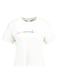 Bílý bavlněný tričko s krátkým rukávem, na přední straně s duhovým textovým designem, který říká "láska se rovná lásce".