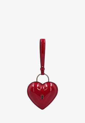 Bolso de mano en forma de corazón rojo, hecho de cuero patentado brillante, con un diseño de cerradura y una correa desmontable. Presenta un acento metálico en plata.